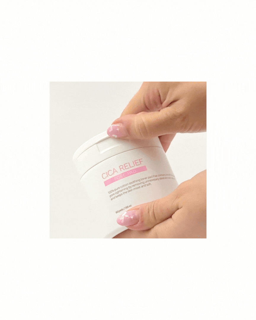 Aplicación del pad Cica Relief de Dejuvent para exfoliación suave con ingredientes calmantes
